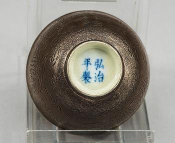CEREMONIELL KOPP med BRICKA, biskviporslin. Qing dynasti. Med fyra karaktärers märke Hongzhi nian zhi (1488-1505).