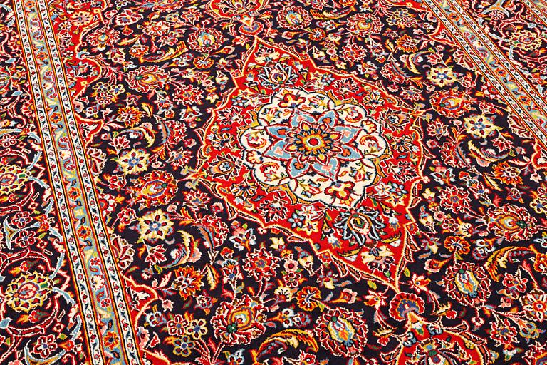 A Mahal carpet, a. 326 x 207 cm.