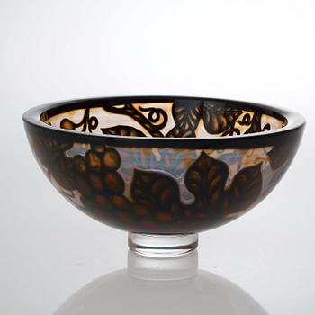 An Eva Englund 'Graal' glass vase, Orrefors 1987.