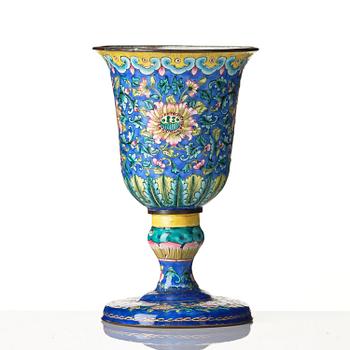 Bägare samt kopp med fat, emalj på koppar. Qingdynastin, 1700/1800-tal.