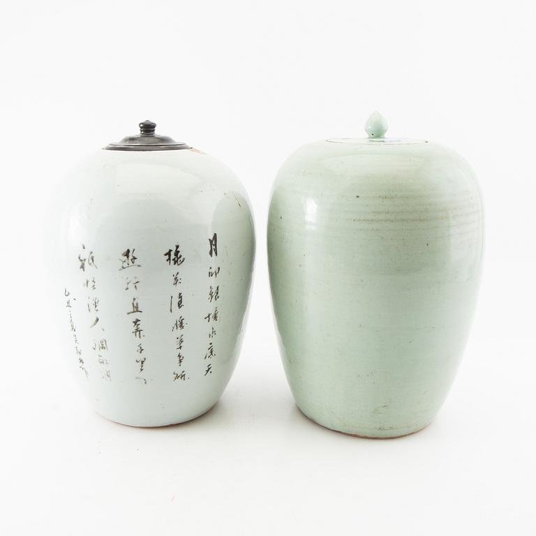 Lock urns 2 pcs China 19th/20th century porcelain.
