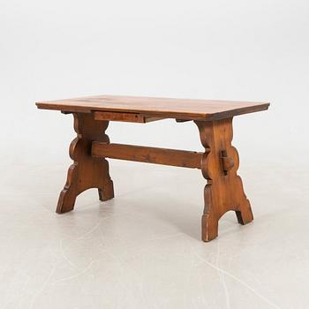 Table circa 1900.