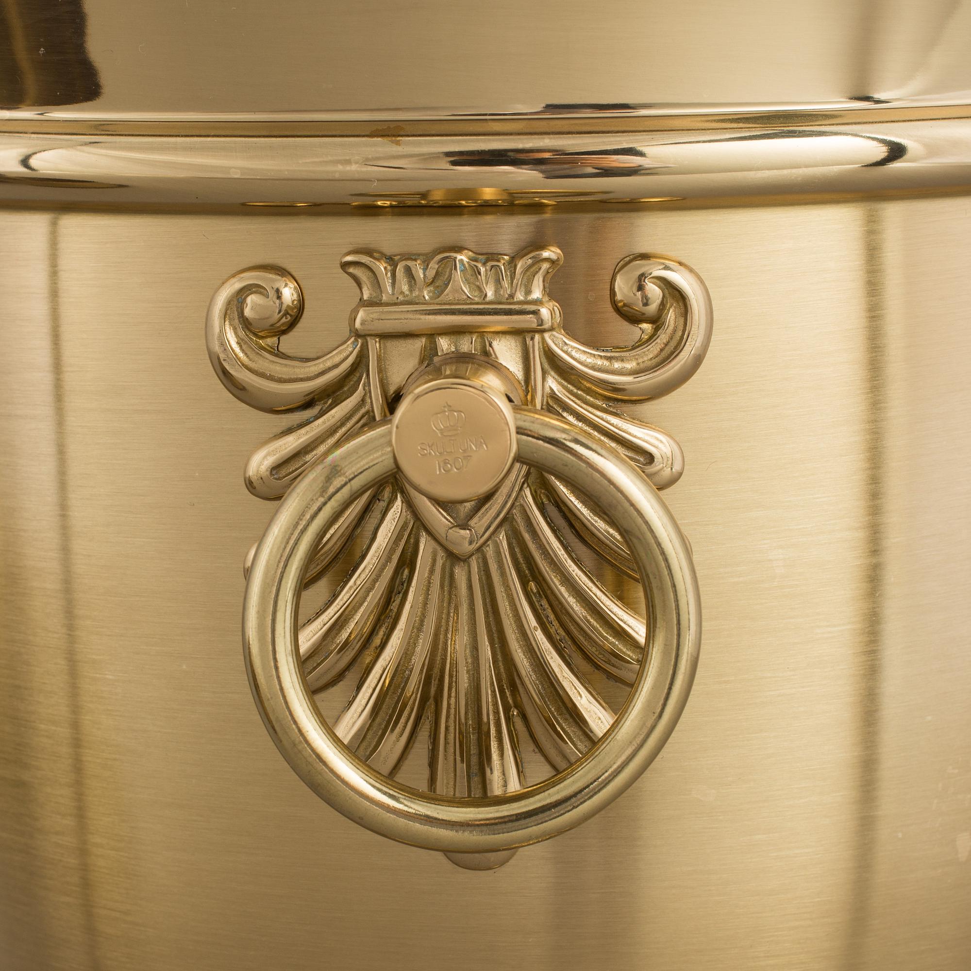 VINKYLARE samt flaskunderlägg, mässing, Skultuna, 1900/2000-tal.