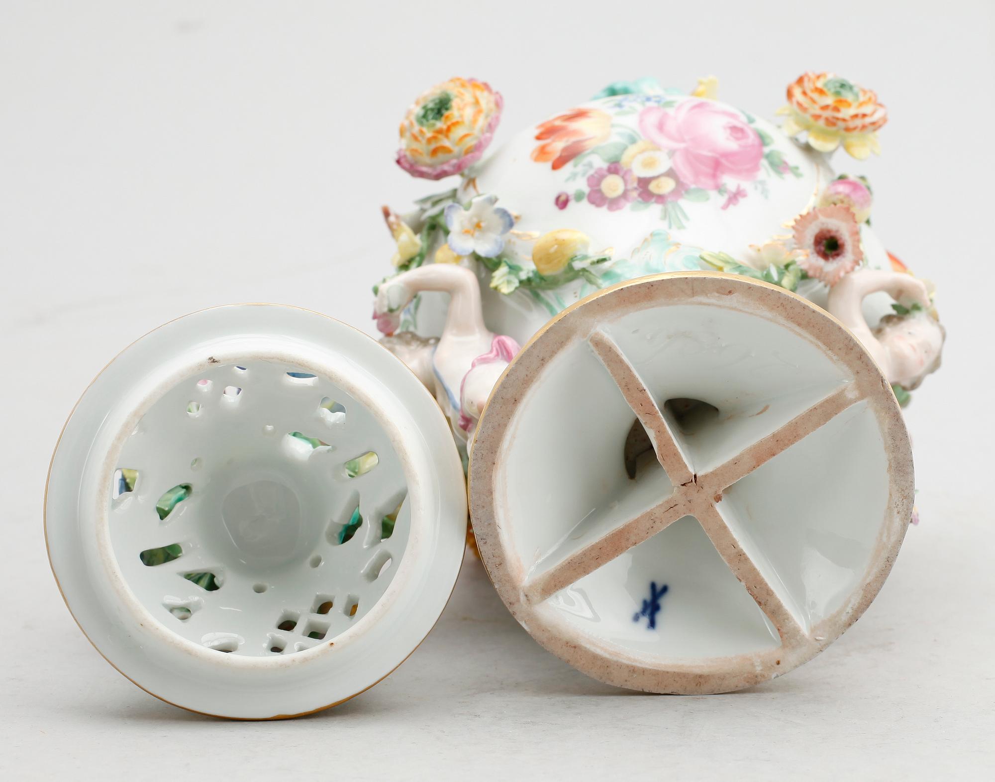 LOCKURNA, porslin, Meissen, 1800-talets senare hälft.