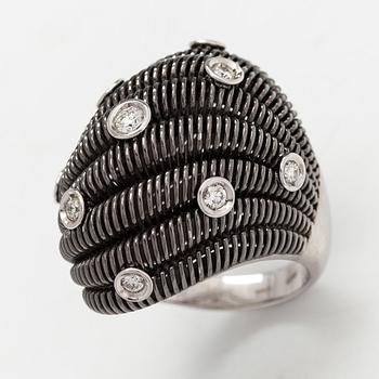 An 18K white gold ring with diamonds ca. 0.31 ct in total.