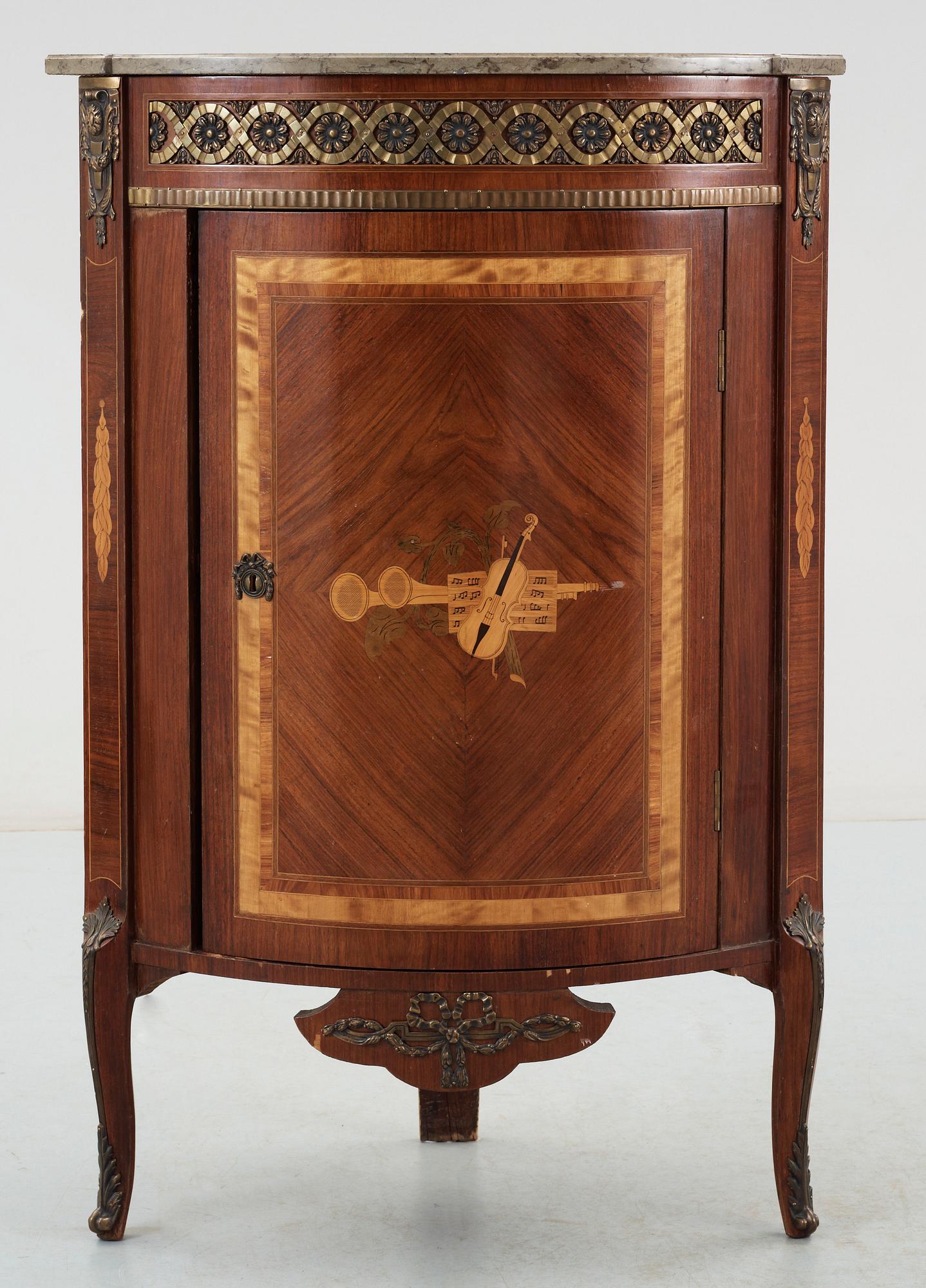 HÖRNSKÅP, gustaviansk stil, 1900-talets första hälft.