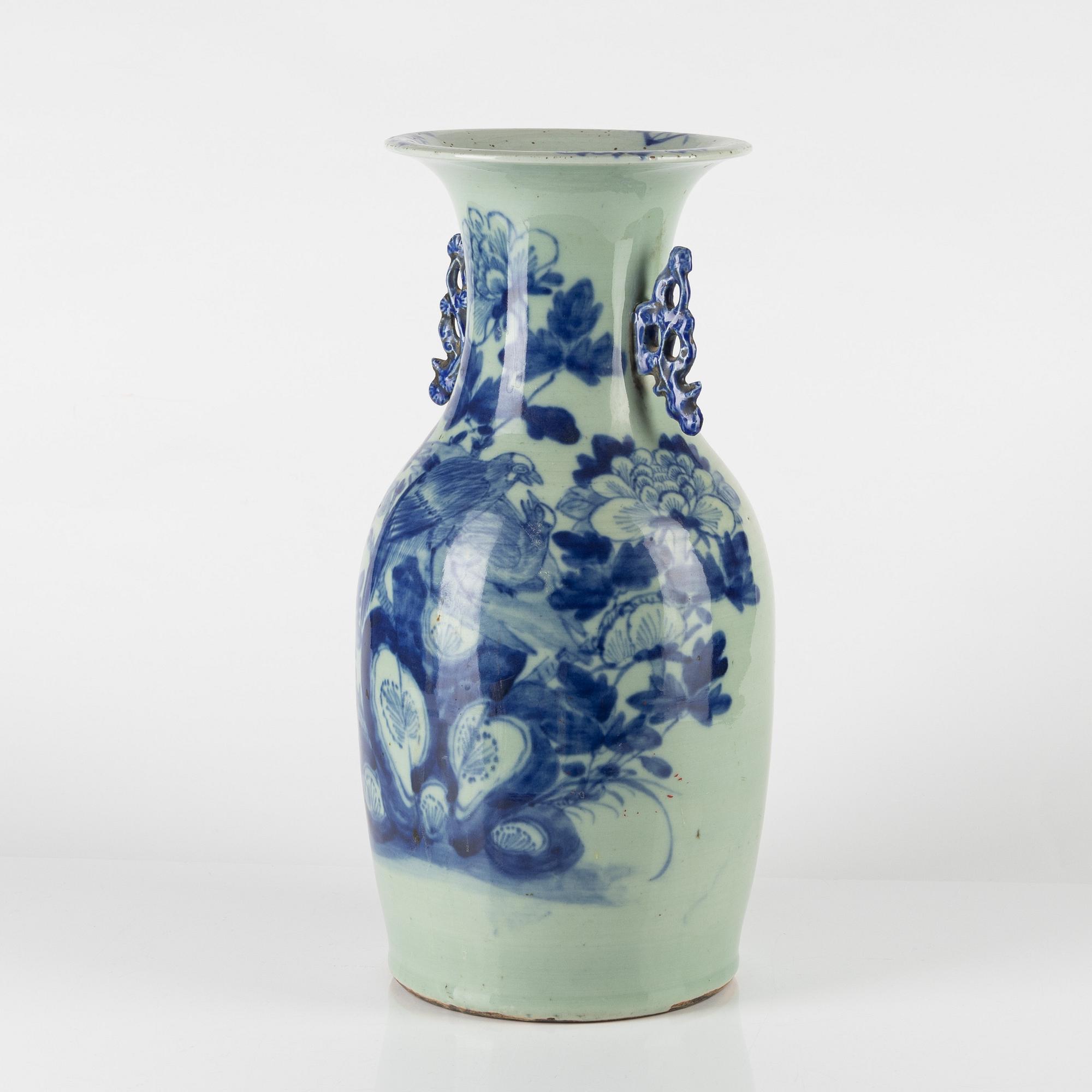 A Chinese vase, 19th/20th century.