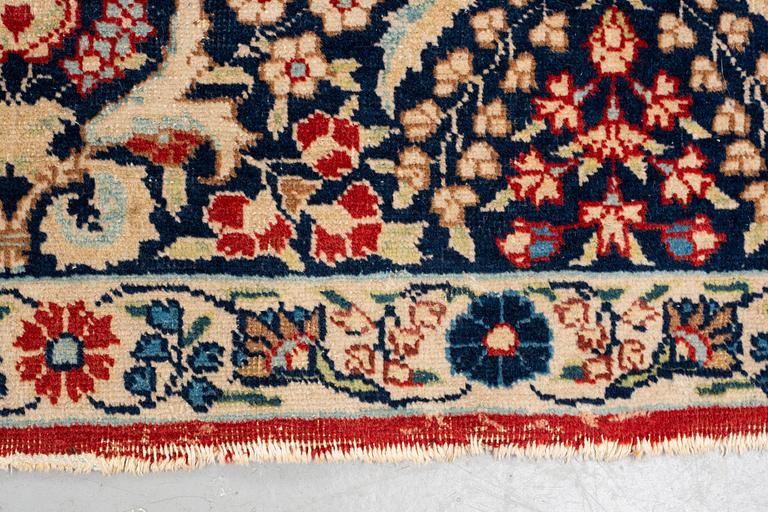 Matto, semi-antique Tabriz, ca 353 x 241 - 245 cm.