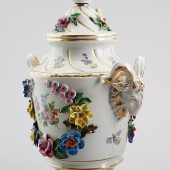 BORDSLAMPOR, 1 par, porslin, Dresden, 1900-talets mitt.