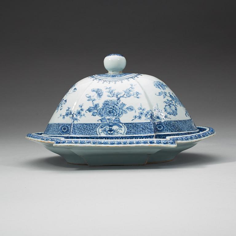 A blue and white dish with cover, Qing dynasty, Yongzheng (1723-35).