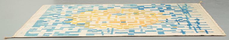 A CARPET, flat weave, ca 219 x 189 cm, signed KLH VN (Kristianstad läns hemslöjd, Veronica Nygren).