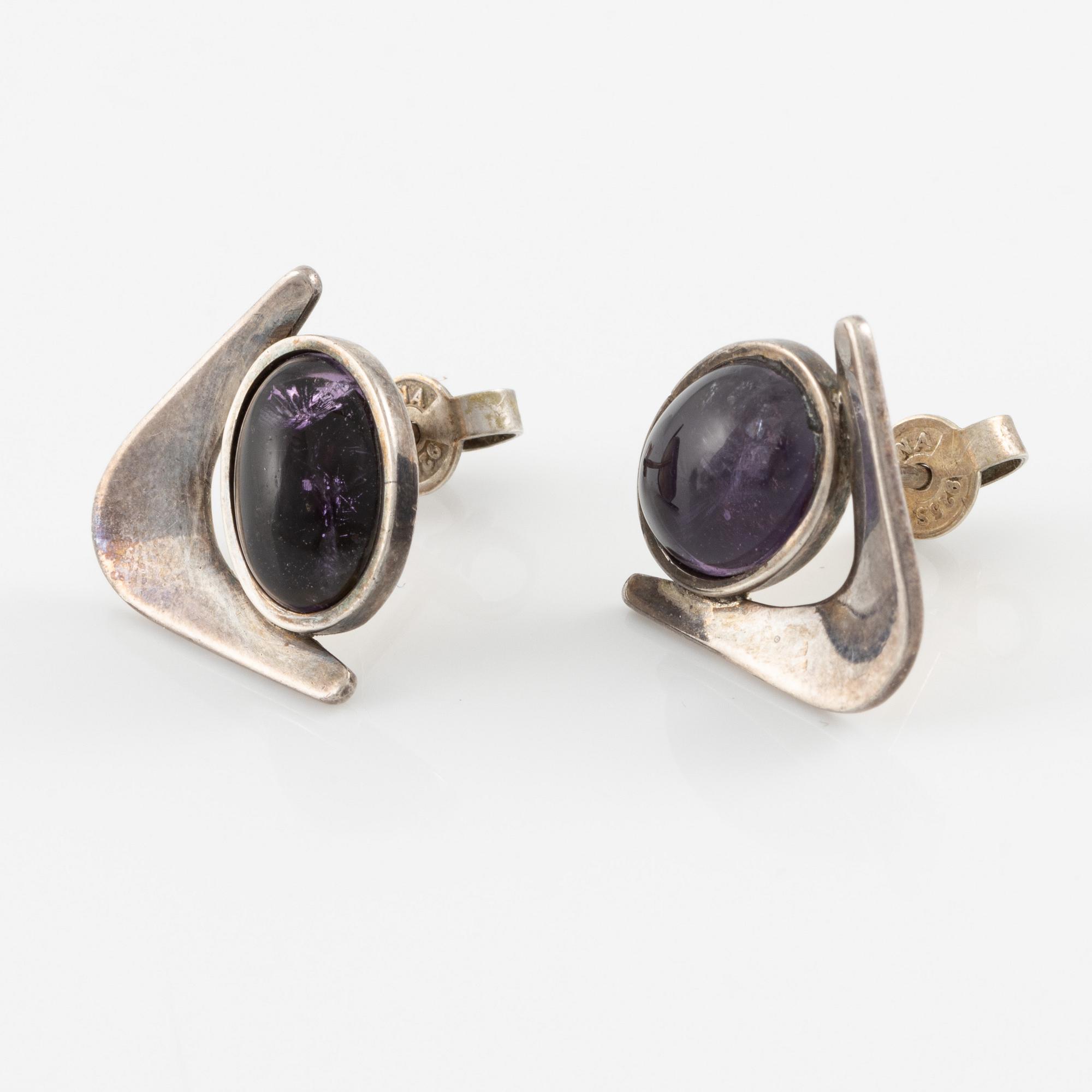 Jewellery set, silver with cabochon-cut amethysts, by Theresia Hvorslev, three pieces.