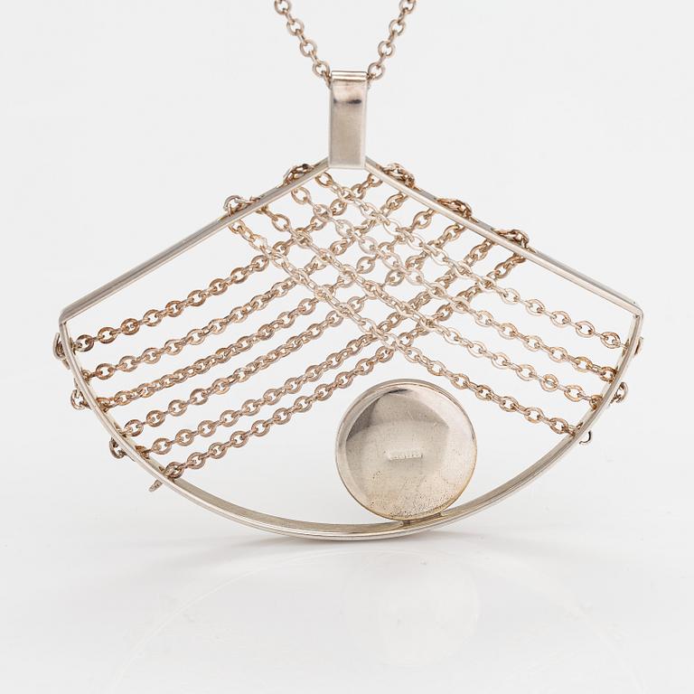 Elis Kauppi, A sterling silver neckalce with a spectrolite. Kupittaan kulta, Turku.