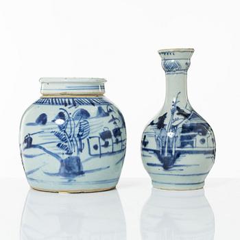 Krus och vas, porslin, Kina, 1800-tal.
