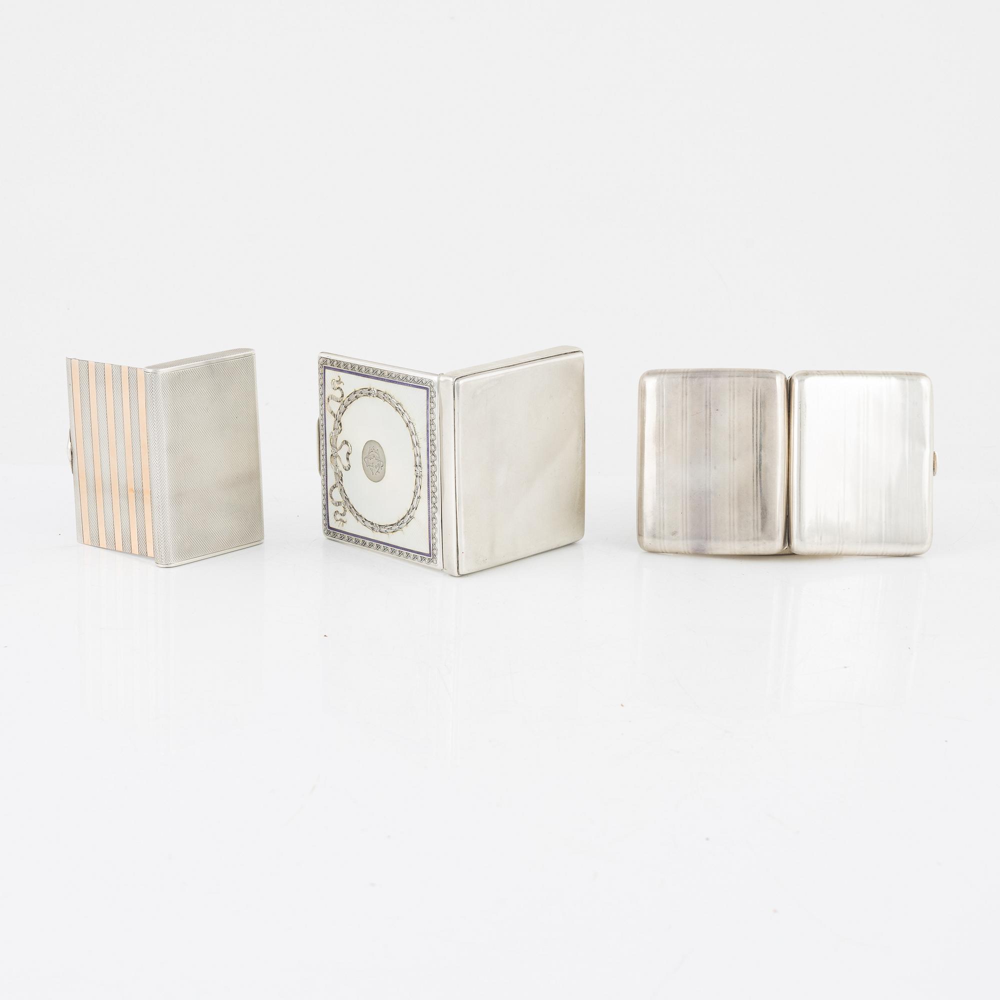 Cigarettetuier, 3 st låghaltigt silver och emalj. 1900-tal.