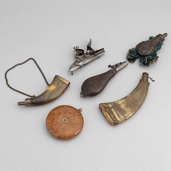 A lot comprising five powderhorn and flasks, and a flintlock. 18th and 19th Century.