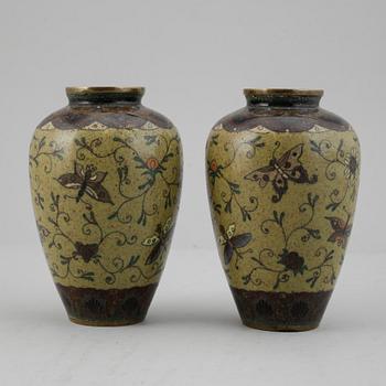 A pair of Japanese cloisonné vases, Meiji period (1868-1912).