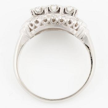 Ring in 18K white gold with round brilliant-cut and single-cut diamonds.