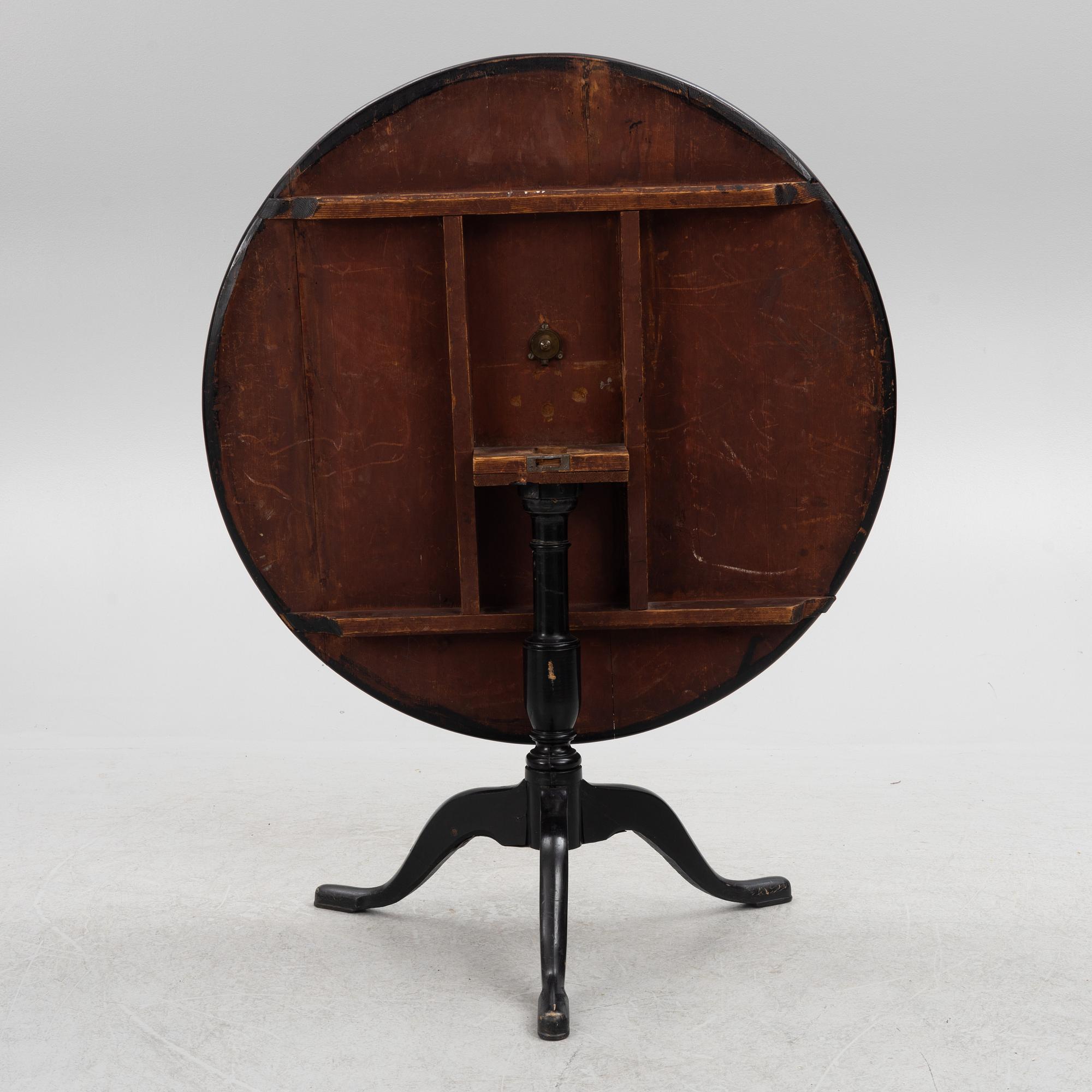 A tilt-top table, early 19th Century.