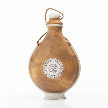 Anders Sunna, a salt bottle.