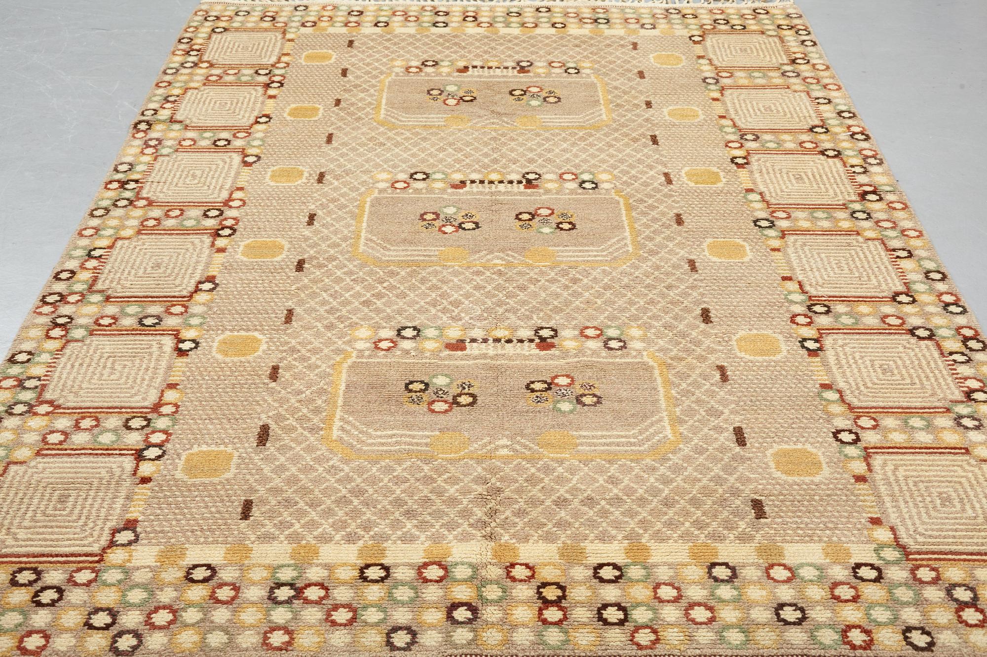 Barbro Nilsson, matto, "Krabban, grå", knotted pile, ca 272-277 x 178,5-183 cm, signed AB MMF BN.