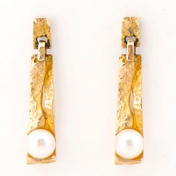 A PAIR OF BJÖRN WECKSTRÖM EARRINGS, 14K gold. Lapponia 1968.