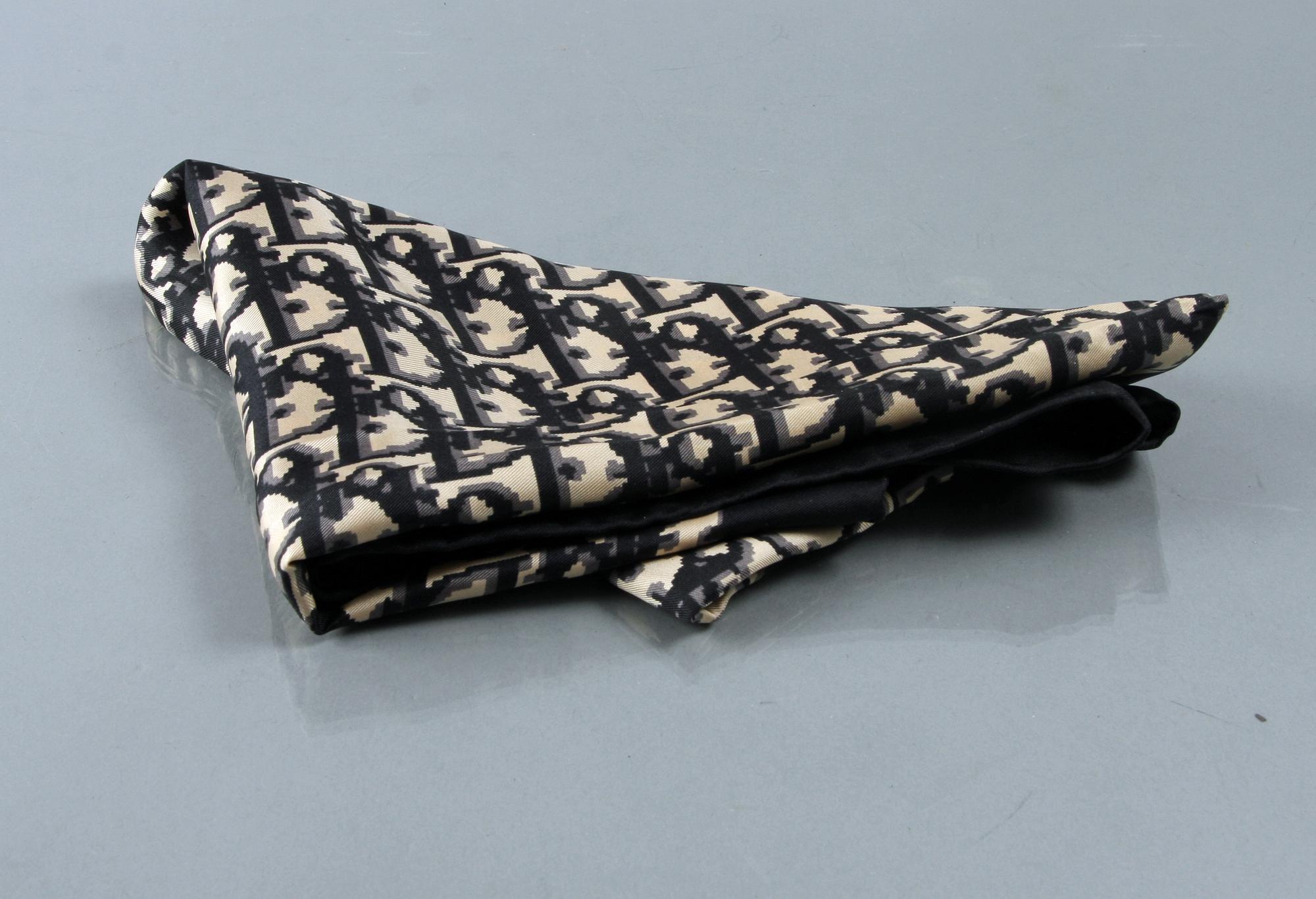 KUVERTVÄSKA samt SCARF, Christian Dior.