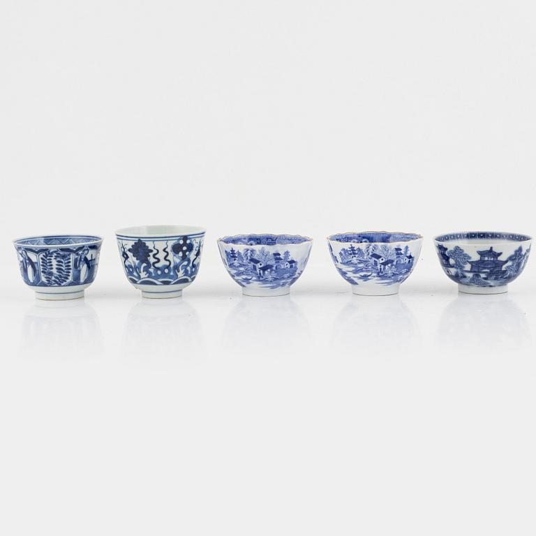 Koppar, 13 stycken, skål, kopphållare samt fyra fat, porslin, delvis Kina, delvis 1700-tal.