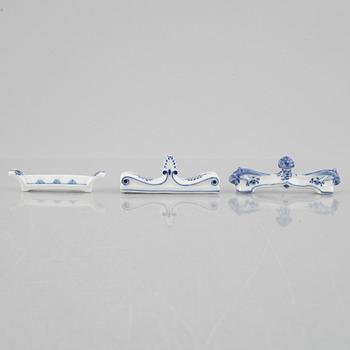 A set of six 'Blue Fluted' porcelain butter knife stands, Royal Copenhagen, models 134, 135 och 2311, 1893-1923.