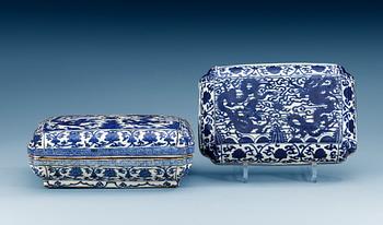 1678. A blue and white 'dragon' box with cover, Ming dynasty with Wanli´s six character mark and of the period (1573-1619).