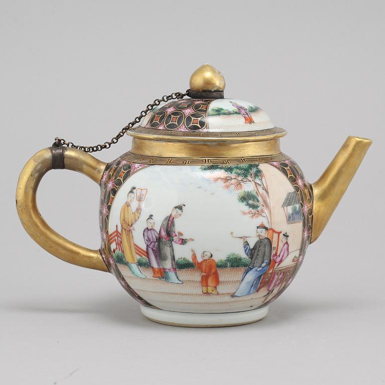 A chinese  teapot with cover, Qing dynasty, Qianlong (1736-95).