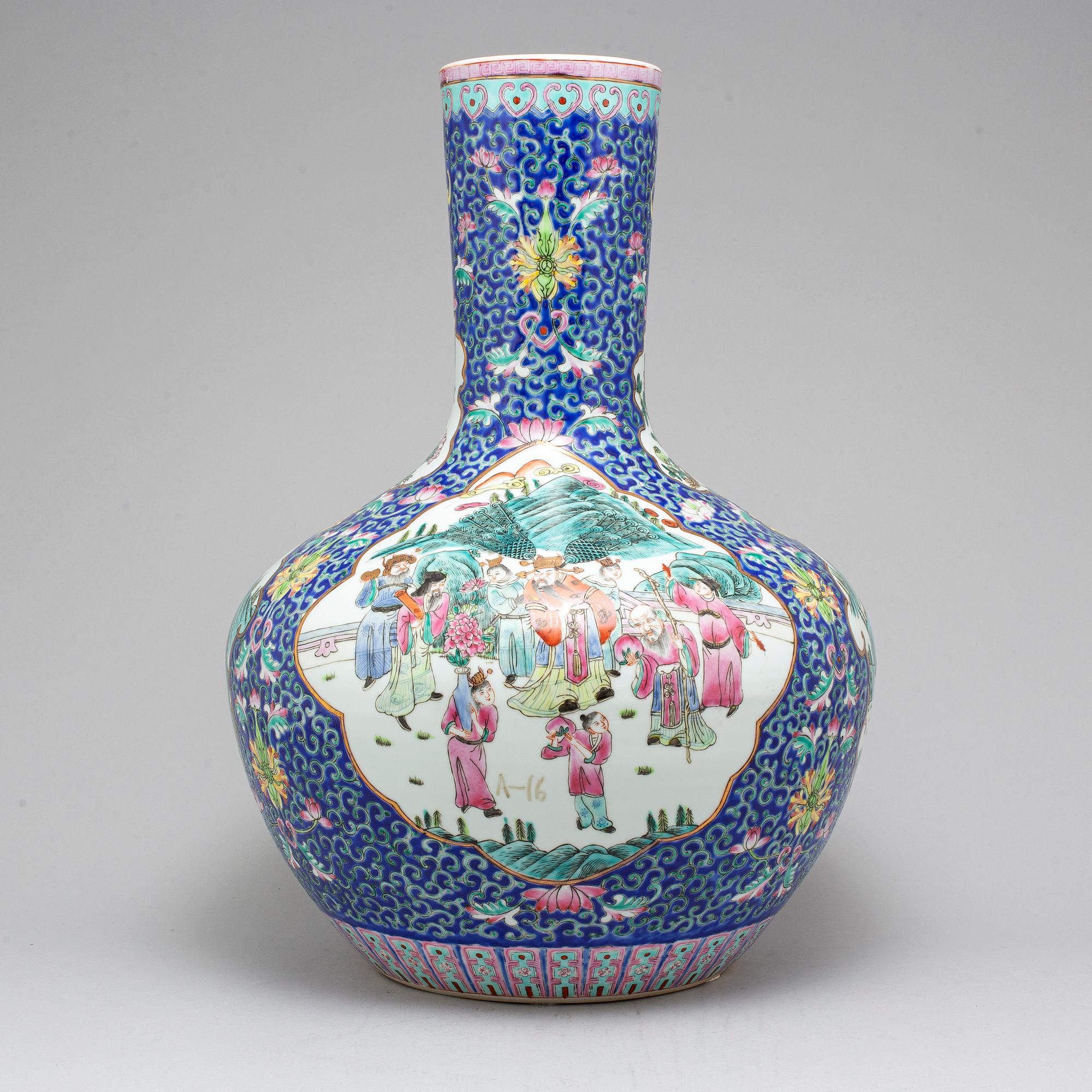 A large Chinese famille rose 'tianqiuping' vase, 20th century.