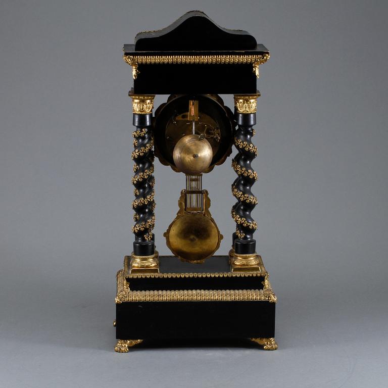 BORDSPENDYL, barockstil, 1800-talets slut.