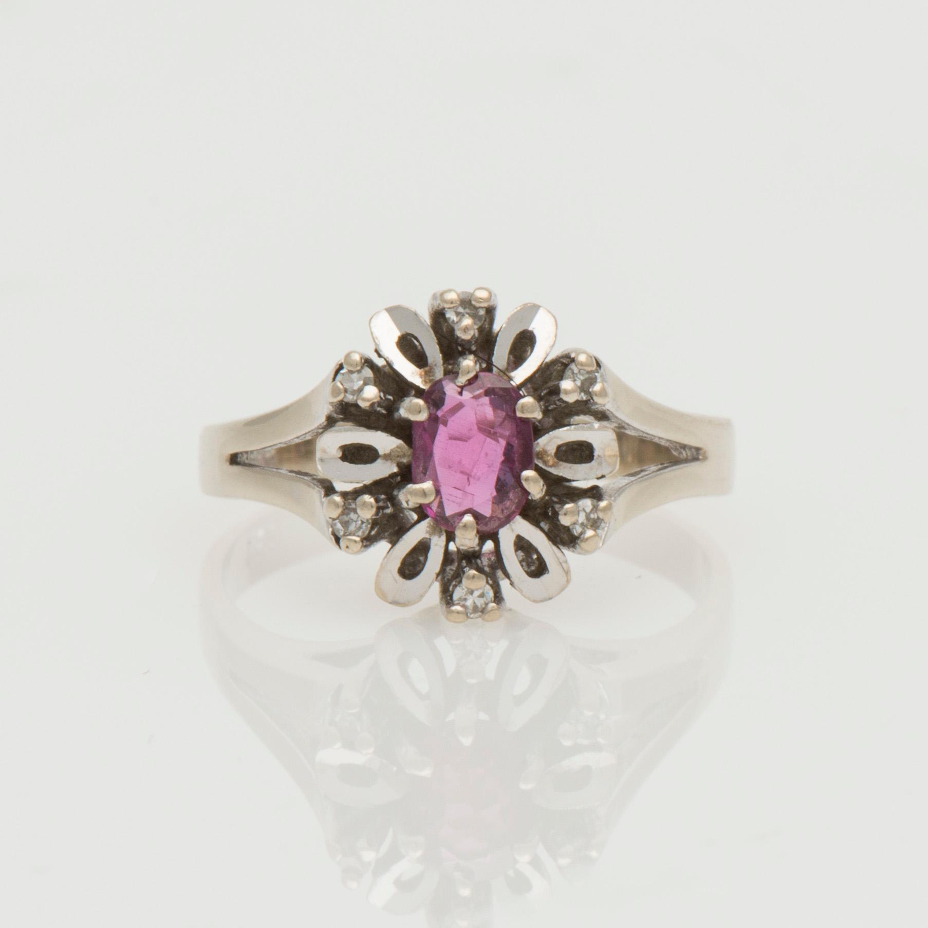 RING, fasettslipad rubin, diamanter, 14K vitguld.