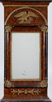 SPEGEL, empire. 1800-talets första hälft. Etiketterad E Ohlin, Wadstena.