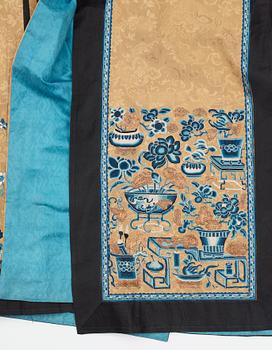 ROBE AND SKIRT, silk. The height of the robe is 64 cm, the height of the skirt 93 cm. China the beginning of the 20th century.