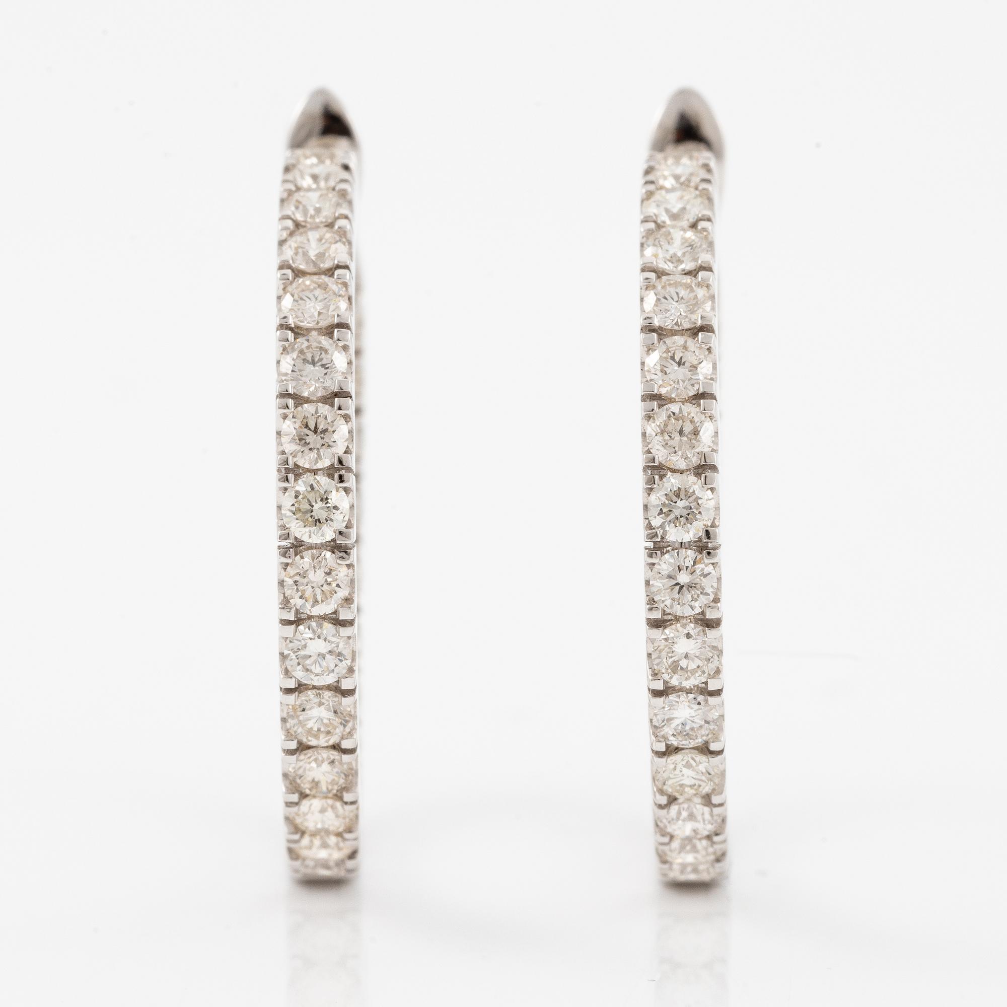 Örhängen, ett par, kreoler 18K vitguld med briljantslipade diamanter.