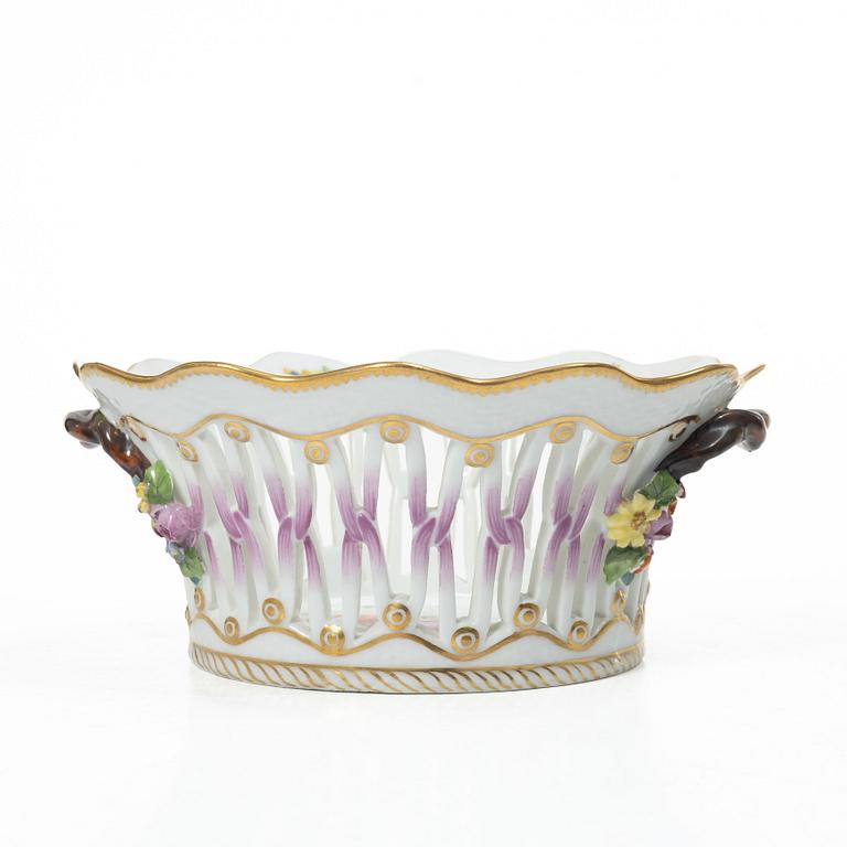 Royal Copenhagen, “Saxon Flower”, full lace, 20 plates and a reticulated bowl. Denmark, 1890–1922.