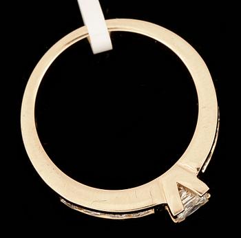 RING, 14k guld, pricesslipad diamant ca 0,36ct samt 8 briljantslipade diamanter tot ca 0,49ct. Vikt ca 5,7 gram.