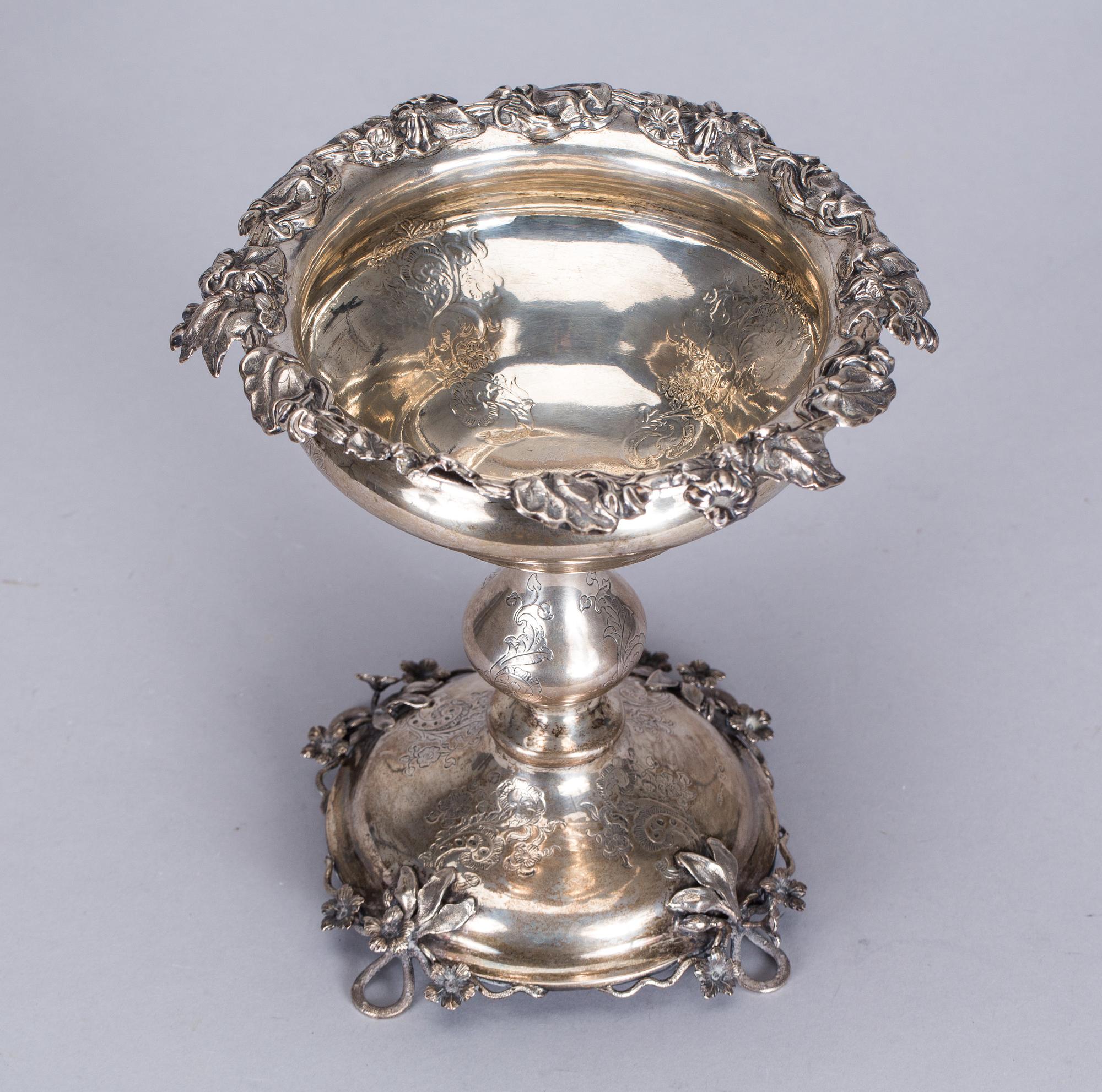 KONFEKTSKÅL PÅ FOT, silver, Petter Wigren, Malmö, 1855. Vikt ca 516 g.