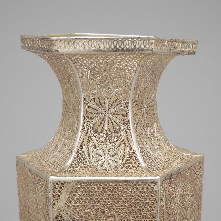 VAS, sterlingsilver, Kina, 1960/70-tal. Vikt ca 780 gram.