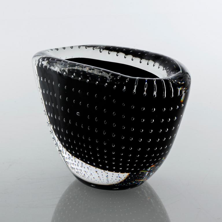 VICKE LINDSTRAND, vas, glas, Kosta, signerad.