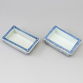 KRUKOR, två stycken, porslin. Qingdynastin, 1800-tal.