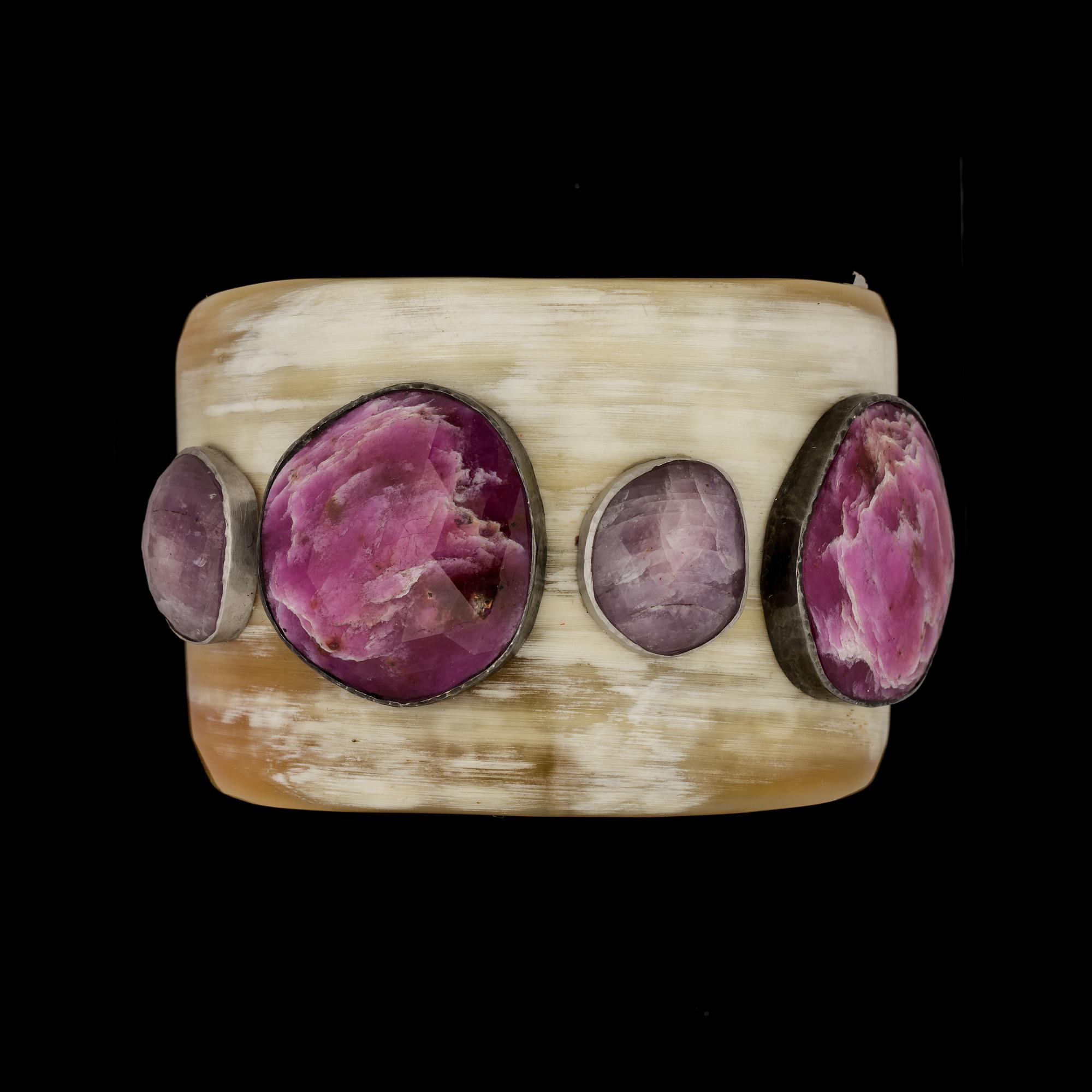 ARMRING, buffelhorn med checkerslipade safirer i silverfattning.