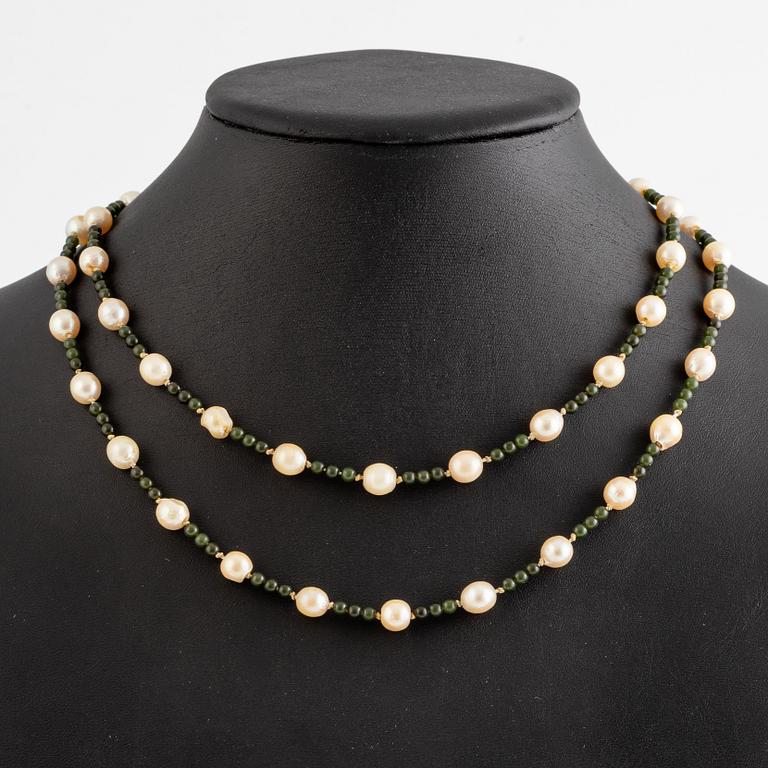 Pearl necklace, cultured pearls and green stone beads, with clasp in 18K gold.