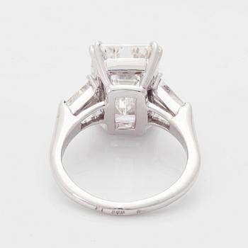 Ring platina med en smaragdslipad diamant.
