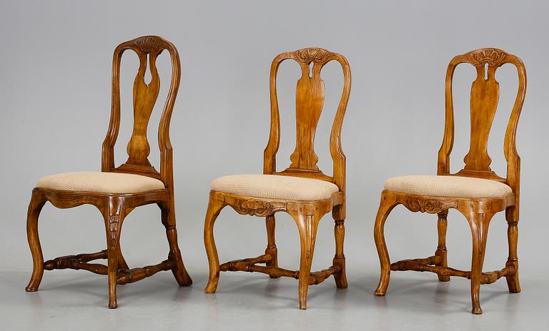STOLAR, 3 st, varav 2 st Stockholmsarbeten i rokoko, 1700-tal.