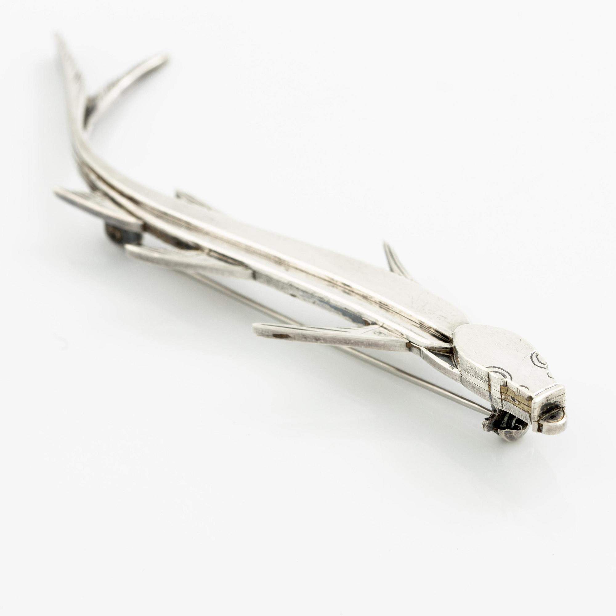 Wiwen Nilsson, brosch i form av fisk, sterlingsilver, Lund 1956.