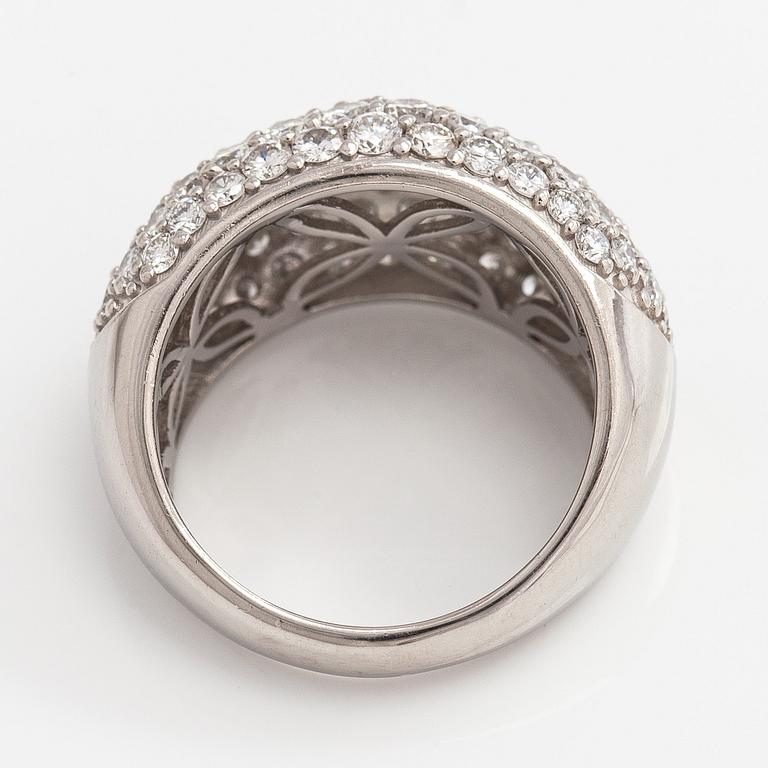 Ring, bombé, platina och briljantslipade diamanter.