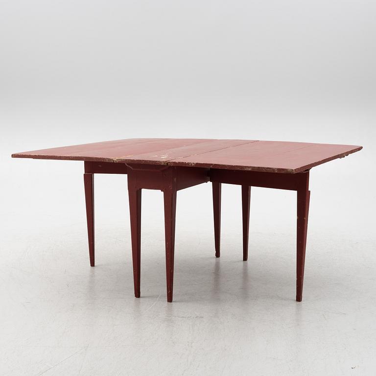 A drop-leaf table, 19th century.